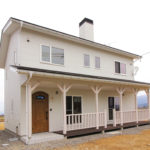 白で統一された マリン風カントリーハウス