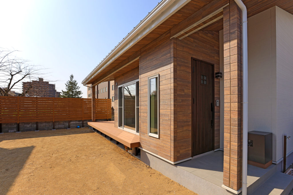 フェンスもメンテナンスフリーのウッド調フェンスです。