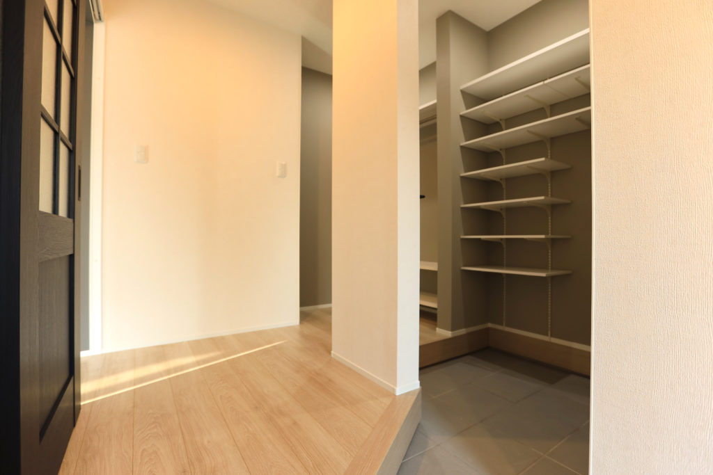 ベビーカーの収納などを考え、すべてオーダーメイドで作成した造作棚です。