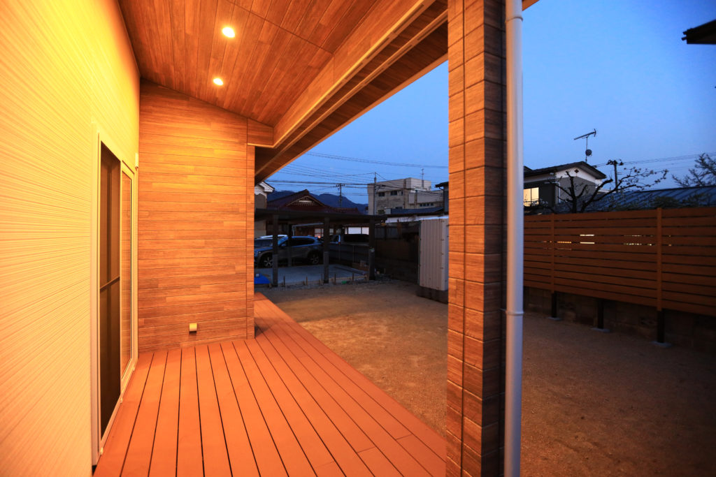 広々として、メンテナンスフリーの人工木ウッドデッキ