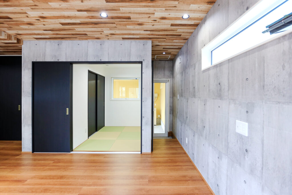 和室とインナーガレージへの入り口