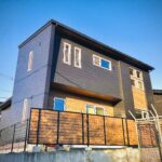 ブラックガルバ×木目でスタイリッシュ＋パッシブデザイン