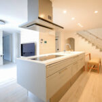 家族の中心にアイランドキッチンがある家